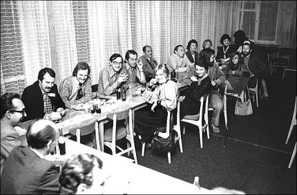 Konferencja prasowa organizatorów VIII Festiwalu Filmów Morskich w Szczecinie. Czwarty z lewej Piotr Zieliński. Obok po prawej Piotr Cywiński („Kurier Szczeciński”). Konferencję prowadzi Zbigniew Turkiewicz z MOK w Szczecinie